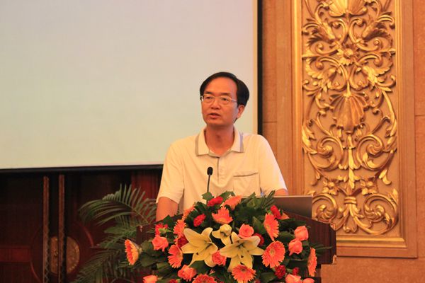 2、副市长易中强致辞.JPG