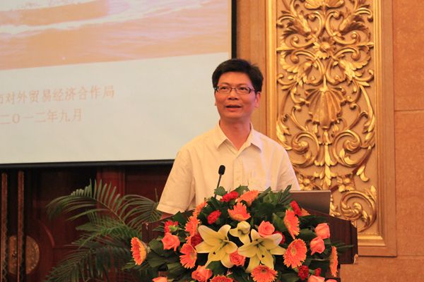 市外经贸局领导解读政策.JPG