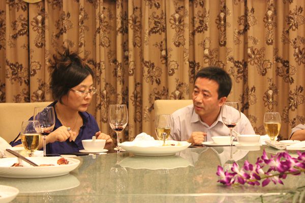杨晓燕和王刚亲切交流.JPG