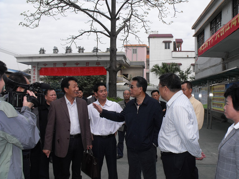 江门市刘海市长（右二）、李崴副市长（右一）到学校调研.jpg